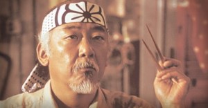 1984---pat-morita-como-mestre-miyagi-em-karate-kid-1397783198400_956x500