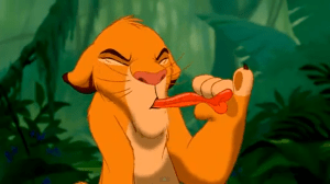 Simba Provando A Larva