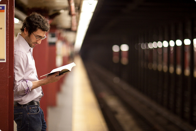 homem-ler-no-metro