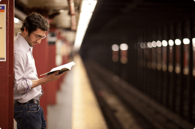 homem-ler-no-metro